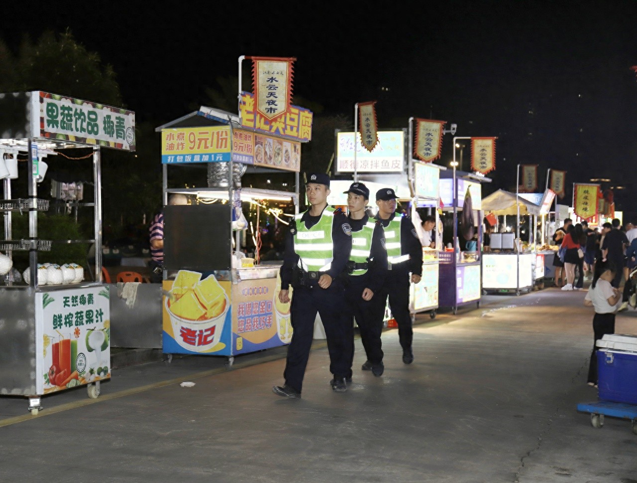 梧州长洲区警察蓝守护夜经济，店主安心：‘看到他们巡逻，我们很安心’  第1张