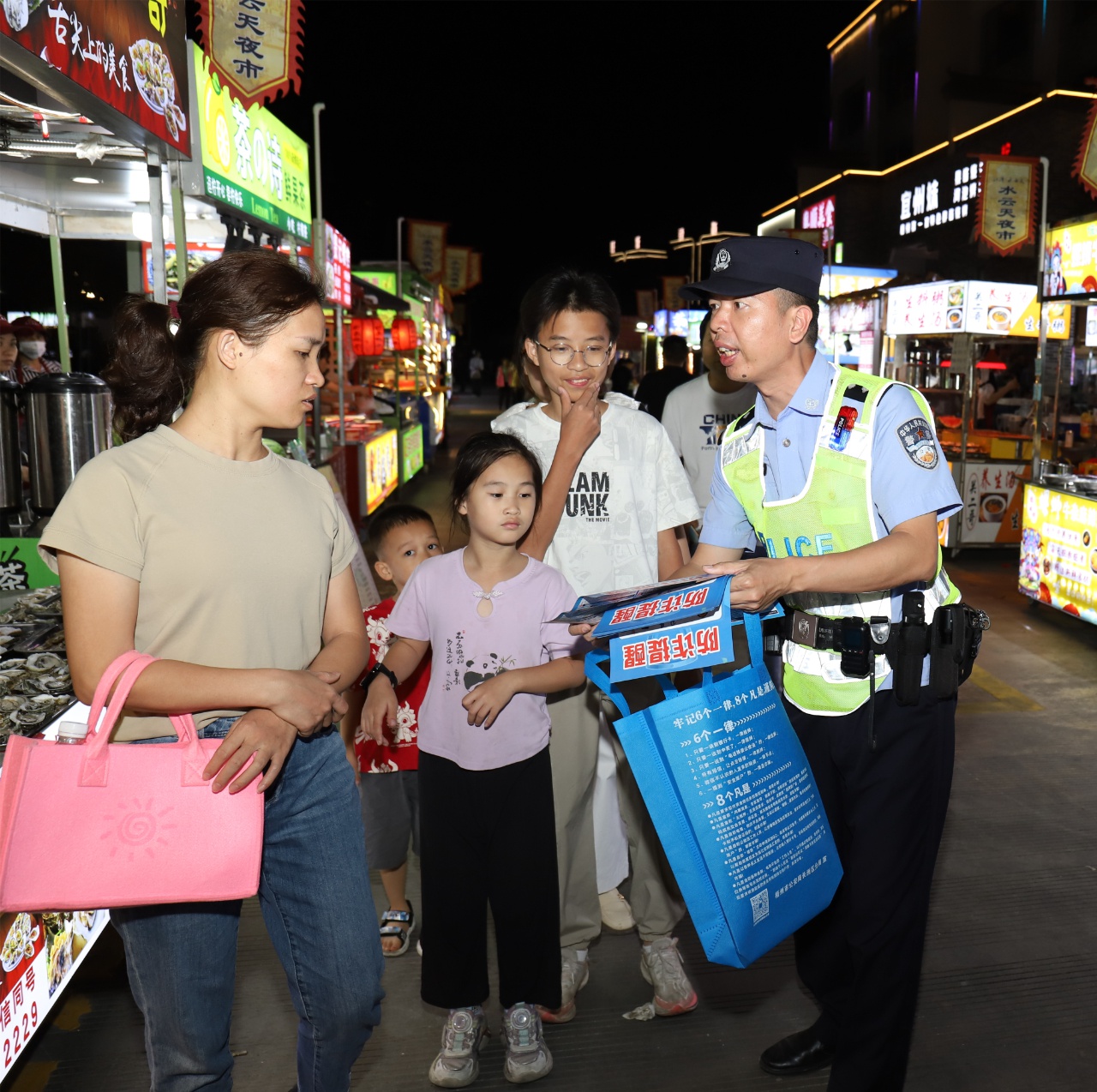 梧州长洲区警察蓝守护夜经济，店主安心：‘看到他们巡逻，我们很安心’  第3张