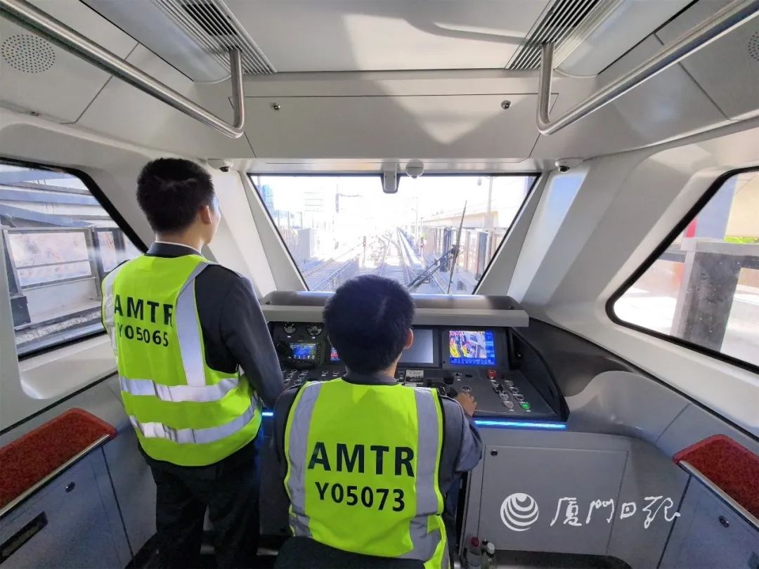 厦门地铁4号线首列电客车惊艳亮相，高架段、地下段联动调试全面启动  第2张
