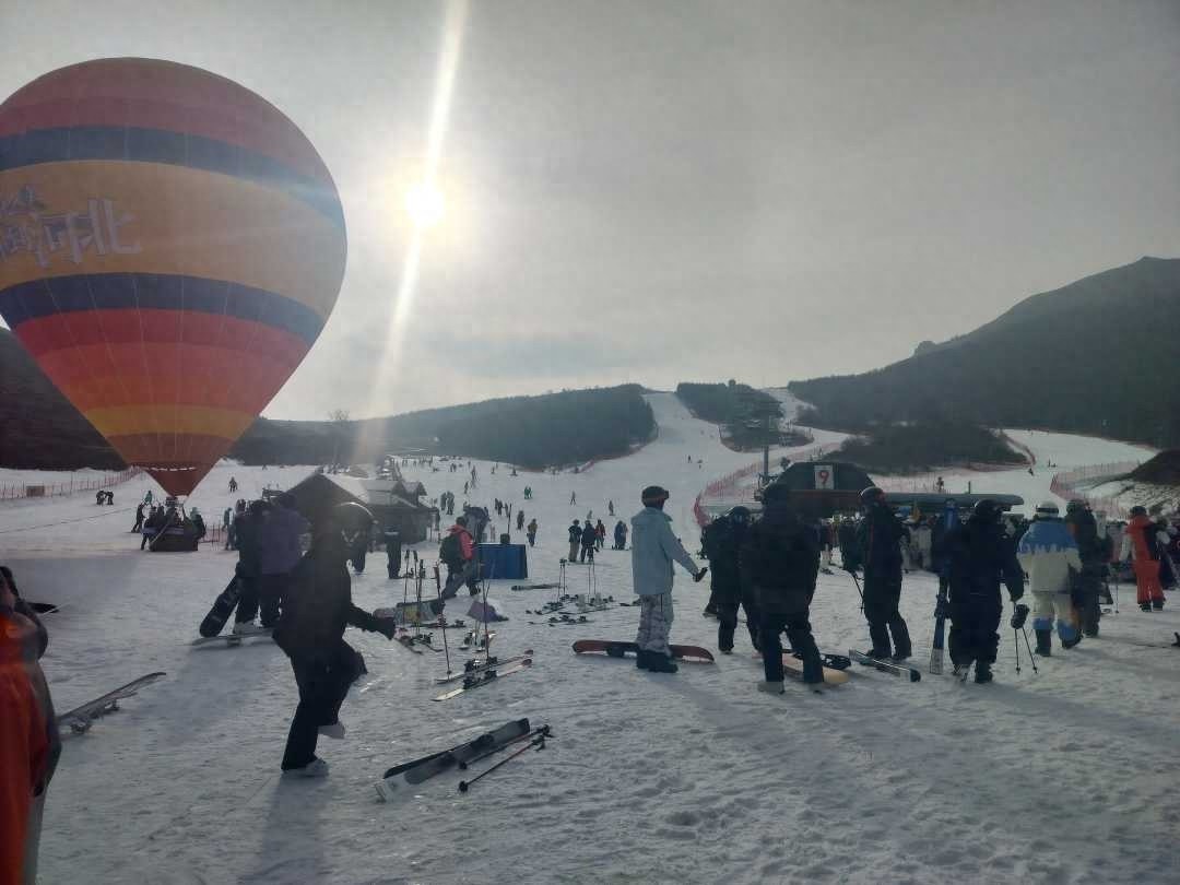 2024—2025欢乐冰雪旅游季：京津冀万人滑雪开板，点燃冬季旅游热潮  第1张
