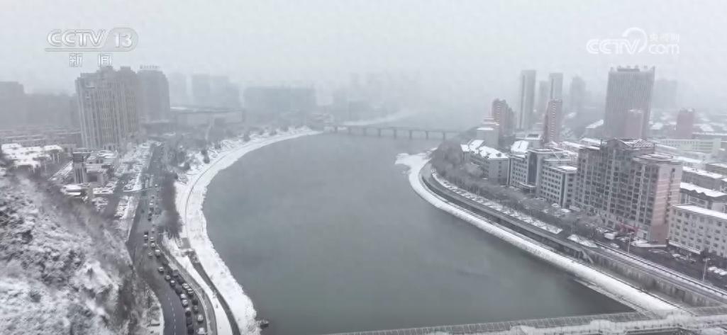 吉林通化遭遇罕见雨雪天气，道路结冰、航班延误，居民生活如何保障？