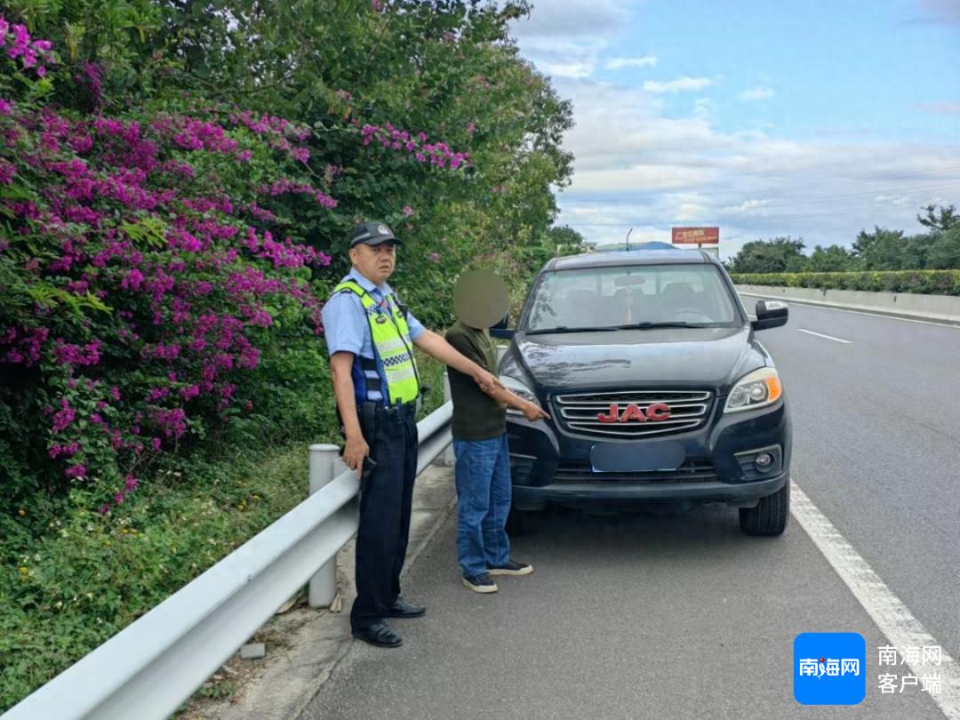 高速惊魂！司机犯困竟在应急车道洗脸，交警重罚700元记9分，安全不容忽视