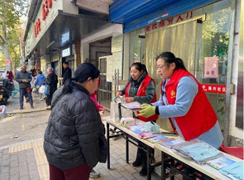 11月25日，西安市碑林区妇联携手振兴社区，用法律守护妇女权益，拒绝家庭暴力