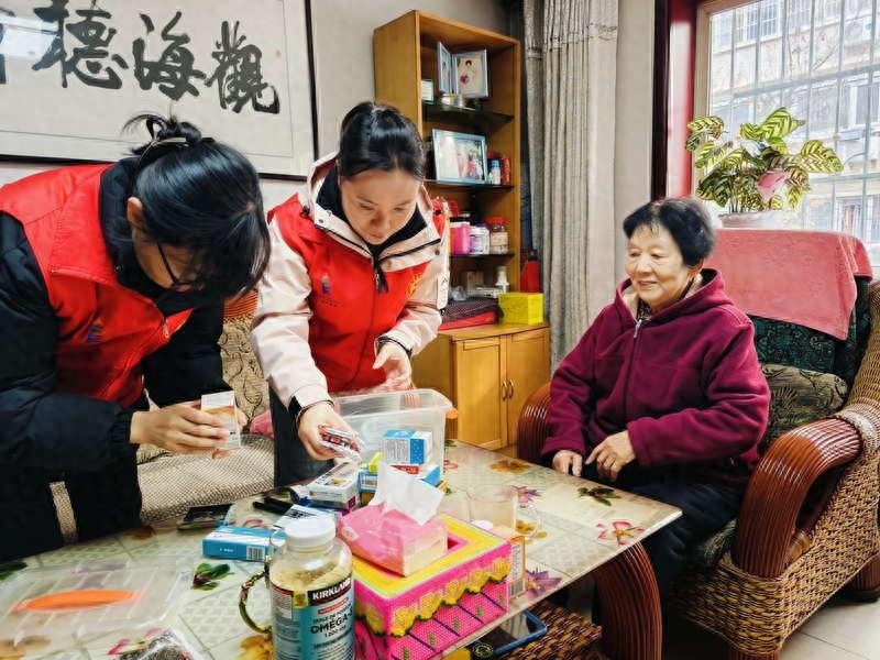 微光一小时，守护独居老人的健康：社区行动温暖高龄老人的心