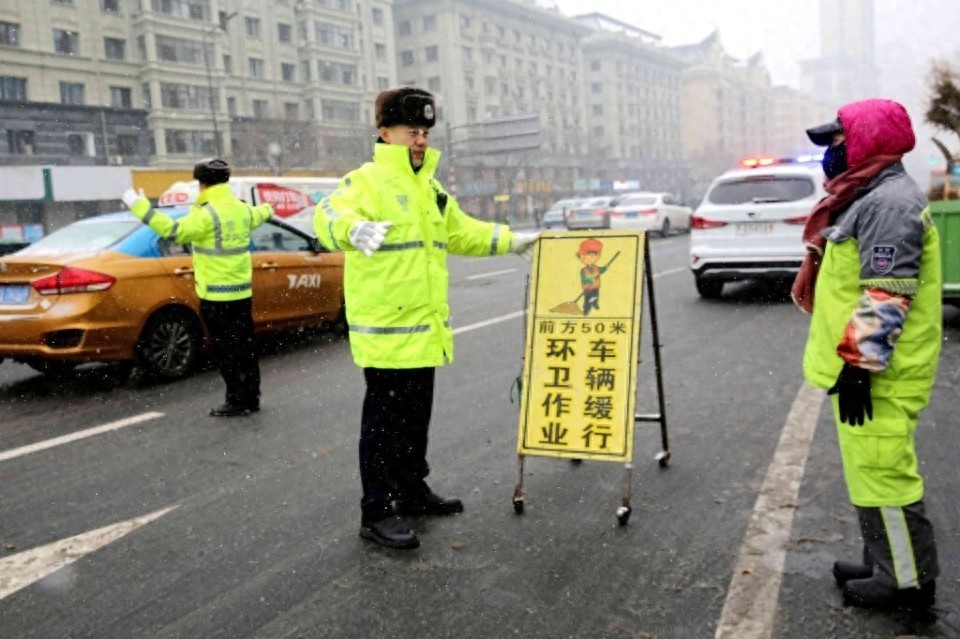哈尔滨降雪来袭，交警全警出动3130人次保障道路安全，你准备好了吗？  第1张