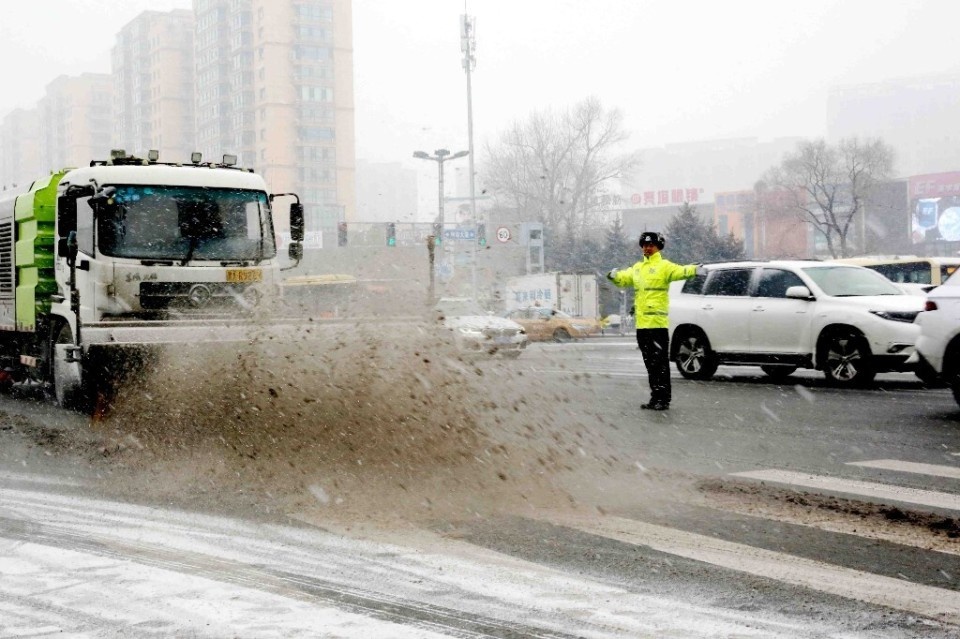 哈尔滨降雪来袭，交警全警出动3130人次保障道路安全，你准备好了吗？  第2张