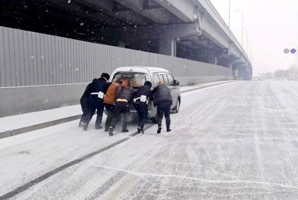 哈尔滨降雪来袭，交警全警出动3130人次保障道路安全，你准备好了吗？  第3张