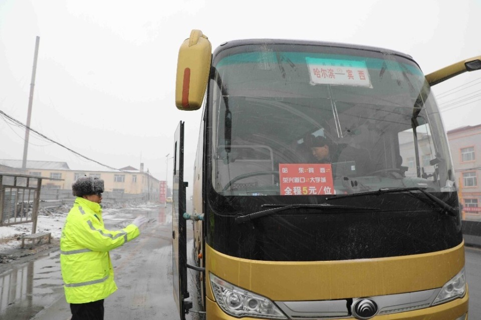 哈尔滨降雪来袭，交警全警出动3130人次保障道路安全，你准备好了吗？  第4张