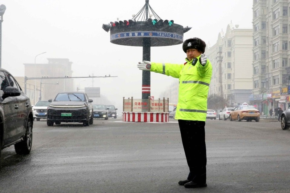 哈尔滨降雪来袭，交警全警出动3130人次保障道路安全，你准备好了吗？  第5张