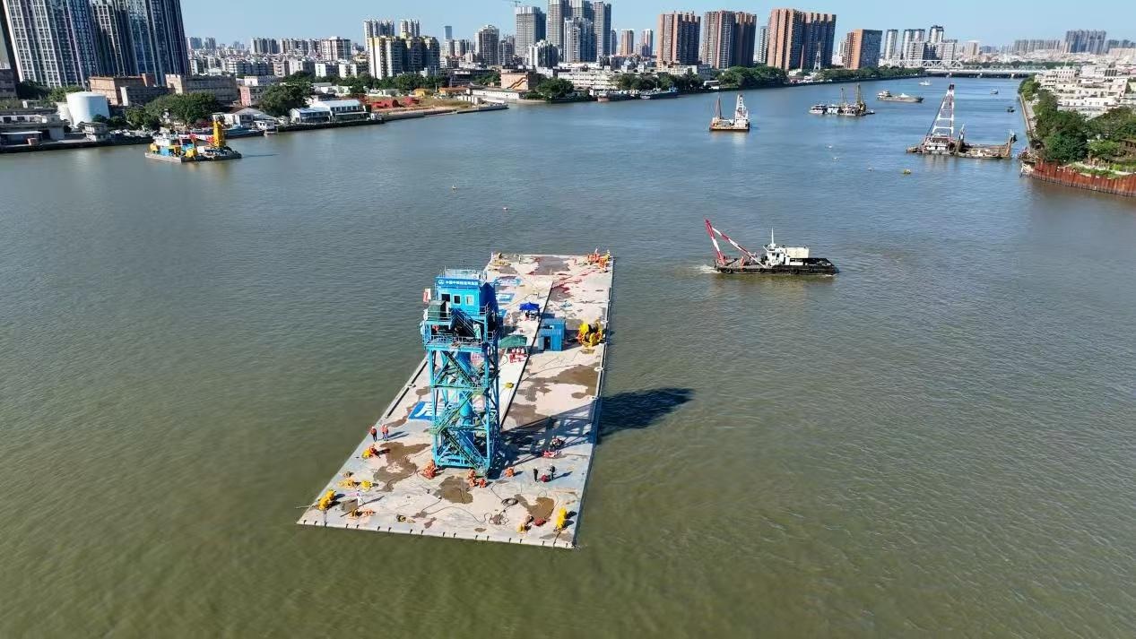 3万吨巨无霸沉管浮运出坞，救援船组严阵以待，如意坊隧道工程再迎重大突破  第2张