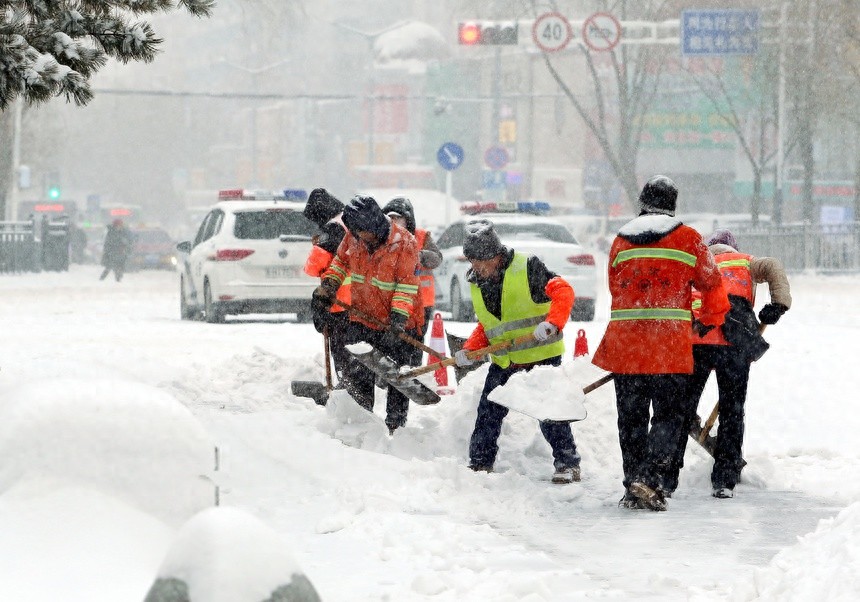 暴雪中的鹤岗：各部门齐心协力，24小时不间断清雪，确保城市畅通无阻
