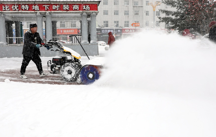 暴雪中的鹤岗：各部门齐心协力，24小时不间断清雪，确保城市畅通无阻  第2张