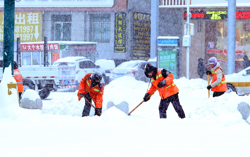 暴雪中的鹤岗：各部门齐心协力，24小时不间断清雪，确保城市畅通无阻  第3张