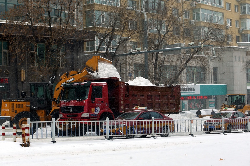 暴雪中的鹤岗：各部门齐心协力，24小时不间断清雪，确保城市畅通无阻  第4张
