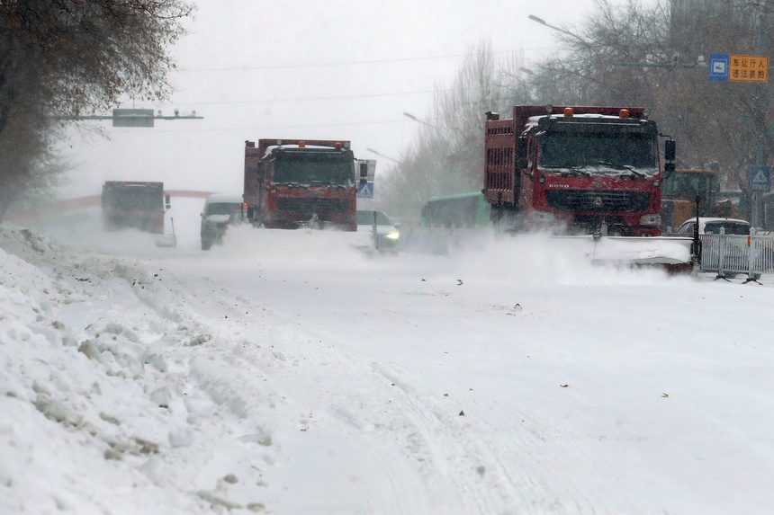 暴雪中的鹤岗：各部门齐心协力，24小时不间断清雪，确保城市畅通无阻  第5张