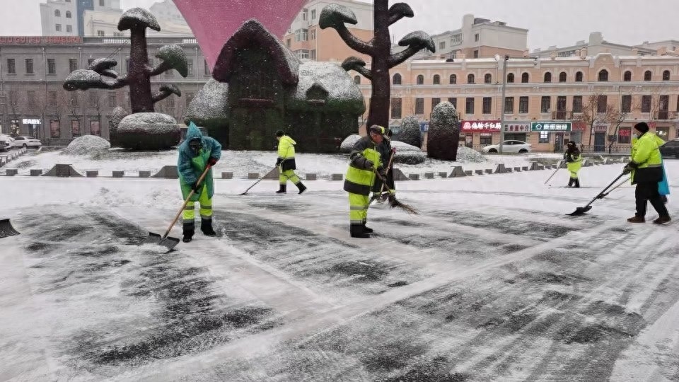 11月25日起，哈市道里区城管局高效清雪，保障居民出行安全与交通顺畅