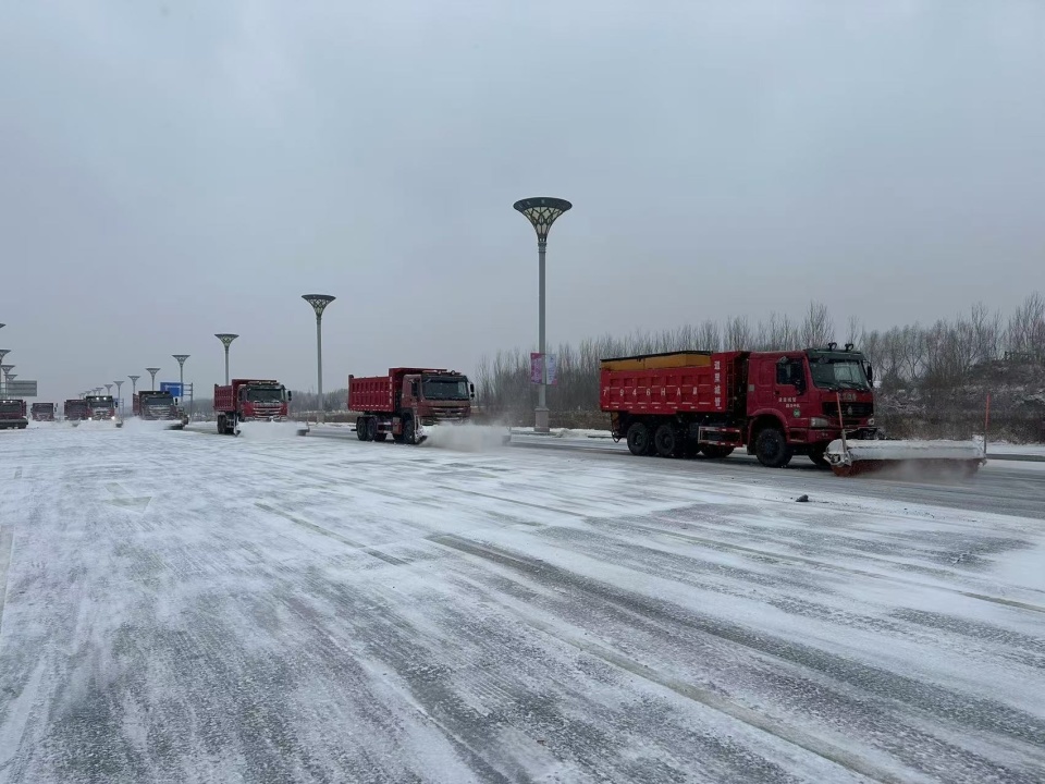 11月25日起，哈市道里区城管局高效清雪，保障居民出行安全与交通顺畅  第3张