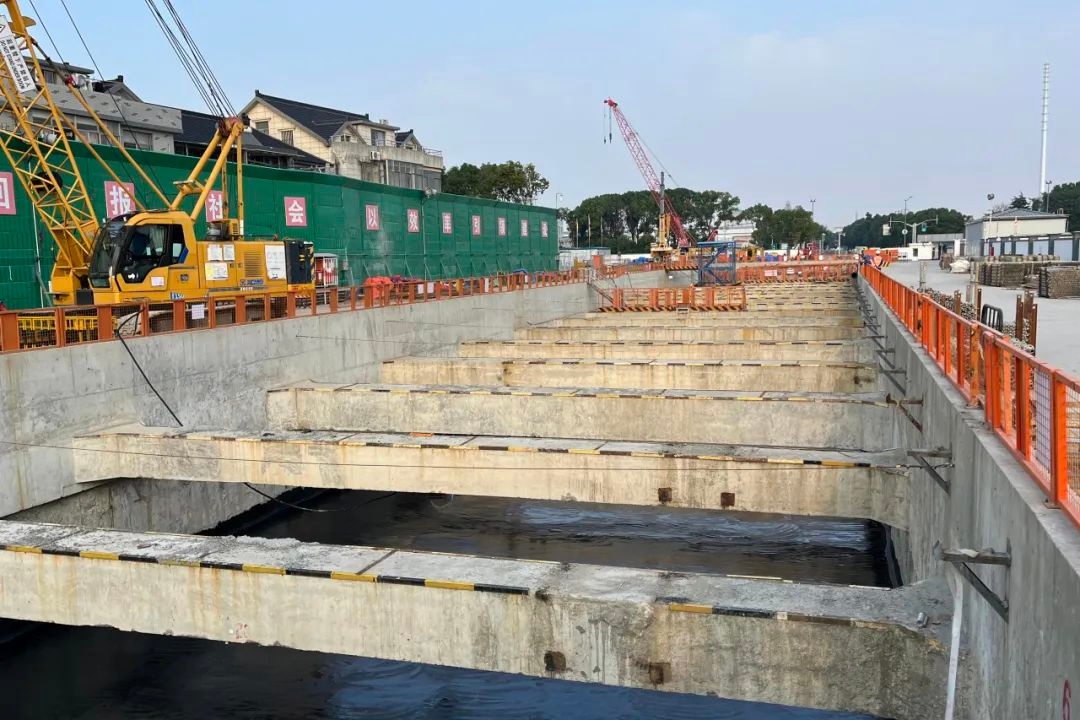 上海示范区线重大突破！青浦新城站5区基坑封底，深度达32.6米，项目建设迈入新阶段  第6张