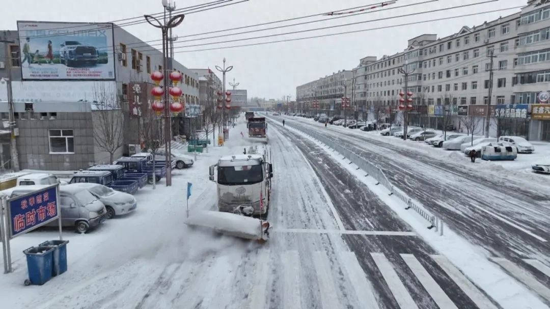 双辽市迎入冬首场降雪，公用事业服务中心紧急行动，全力保障市民出行安全