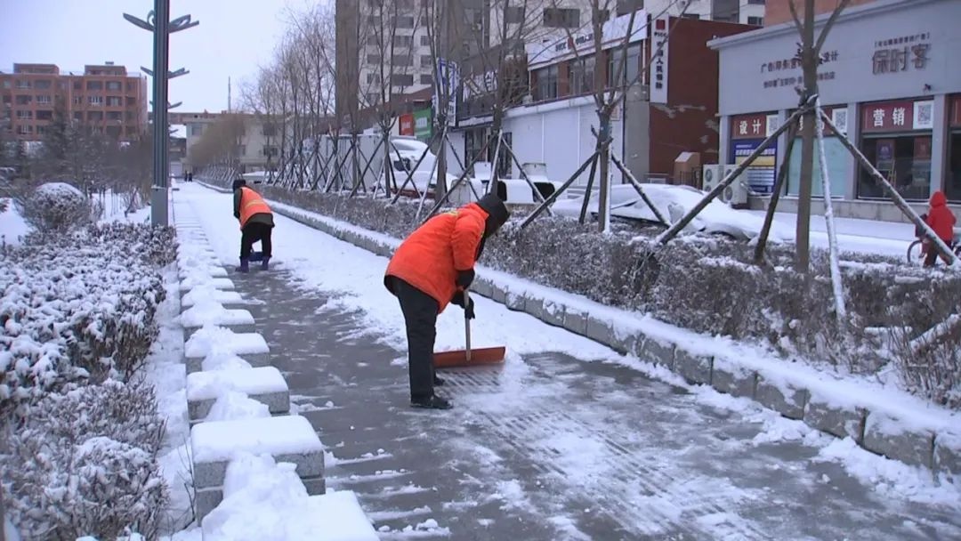 双辽市迎入冬首场降雪，公用事业服务中心紧急行动，全力保障市民出行安全  第2张