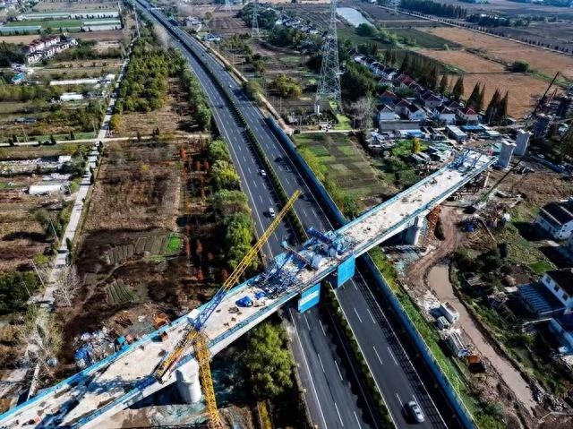 北沿江高铁跨沪陕高速100米连续梁顺利合龙，扬州段项目建设再创辉煌