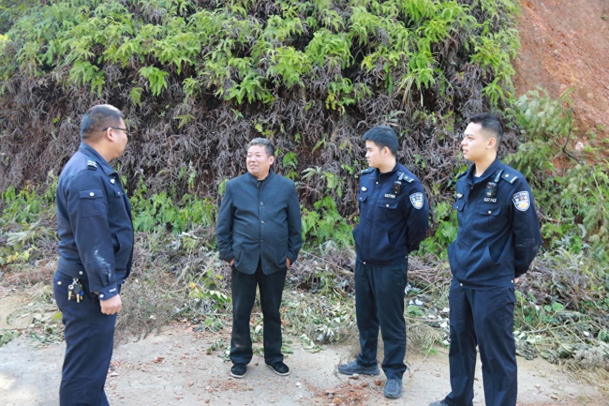 村民捡到4只怪鸟，像猴又像鹰，竟是国家二级保护动物猴面鹰