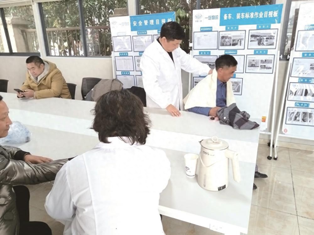 盐城经开区总工会暖心行动：279名货车司机收获2.8万元慰问物资与中医理疗服务