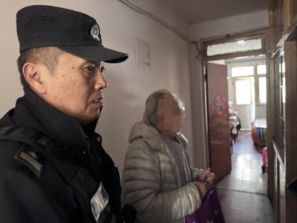 暖心！民警寒夜救助迷路老人，一杯热水温暖人心