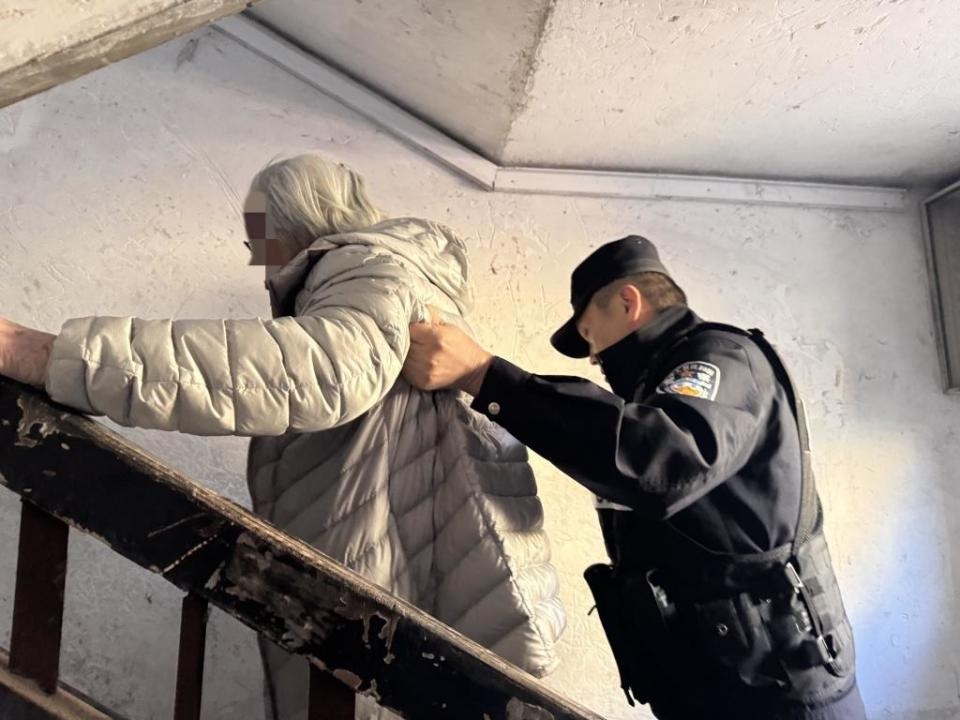 暖心！民警寒夜救助迷路老人，一杯热水温暖人心  第2张