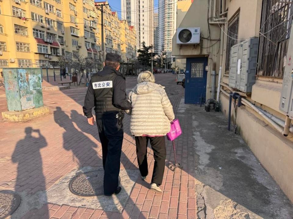 暖心！民警寒夜救助迷路老人，一杯热水温暖人心  第3张