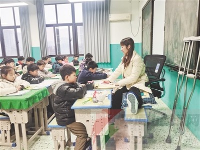 感动！数学老师余军丽左脚骨折仍坚持上课，全校师生齐声称赞  第1张