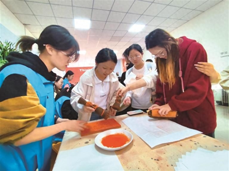 古籍修复技艺传承新篇章：6位学徒8年磨一剑，成为新生代中坚力量