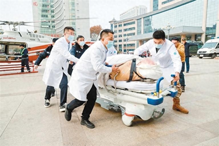惊险生命接力！西京医院专家团队跨市500公里紧急空运，成功救治两名重症患者  第1张