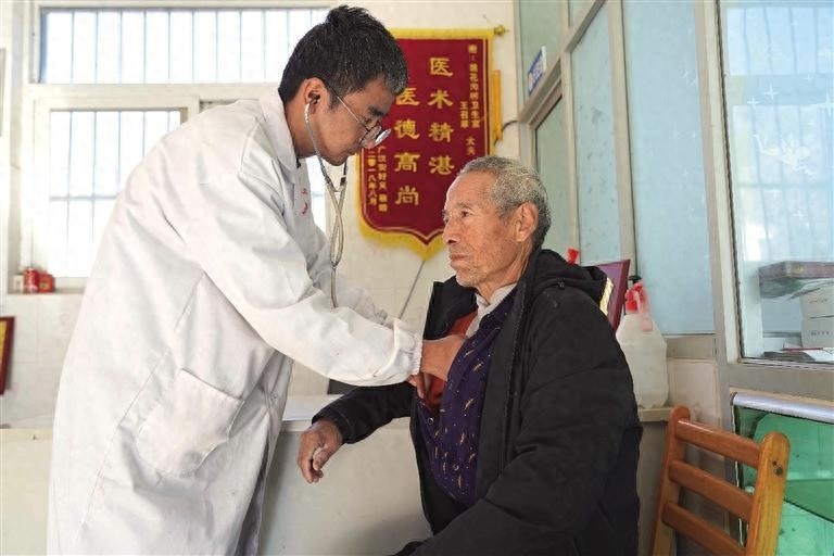 26岁大学生村医杨晨辉：晨雾中走村入户，守护姚花沟村民健康的暖心故事