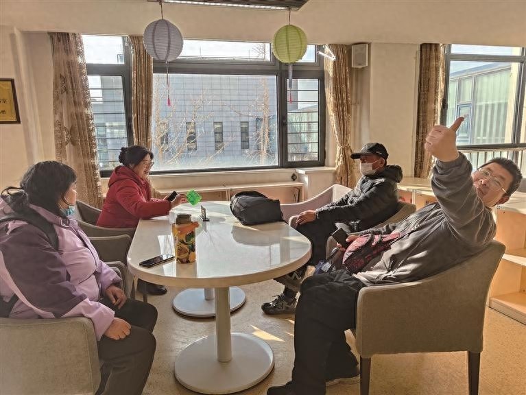 大连晚报老友记探访长城颐养院：阳光充足空气好，家一般的氛围让老友们赞不绝口