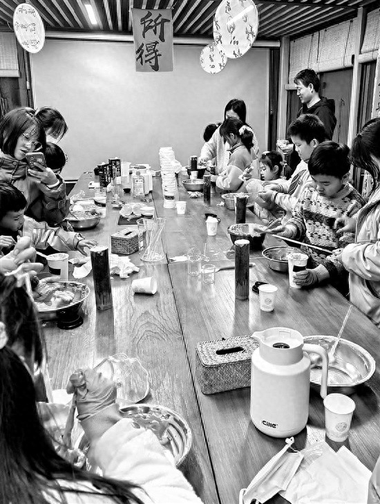 宁波乡村咖啡店变身化学实验室，老板翁周明免费为小学生开启科学探索之旅  第1张