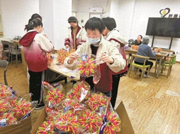 心智障碍青年创造奇迹：16032个伸缩球漂洋过海，出口美国