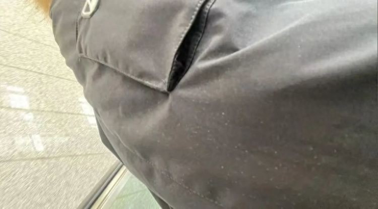 惊险瞬间！唐女士遭遇黑雾袭击，背包瞬间变‘斑点狗’，真相竟是……