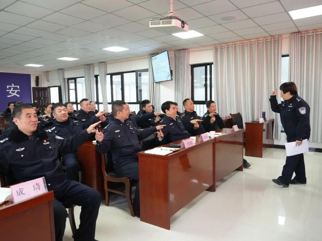 西安公安警师团走进周至县，揭秘情绪管理与应对的三大秘诀，助力民辅警心理健康  第4张