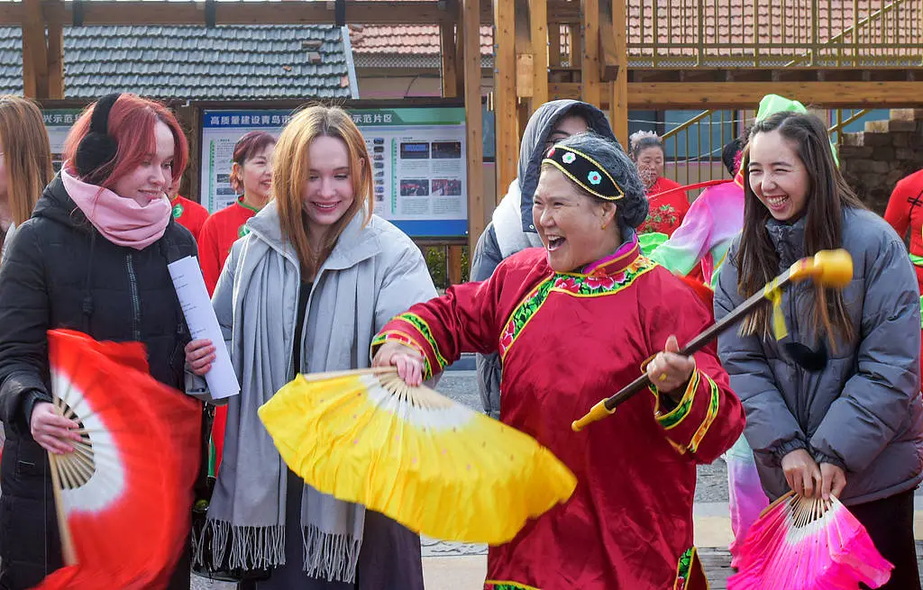 德国中学生穿汉服游绍兴，天安门成外国游客打卡地，中国免签政策再升级  第11张