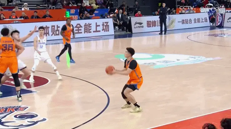 上海男篮豪取9连胜，洛夫顿内线无敌，福建队外援难挡其锋芒
