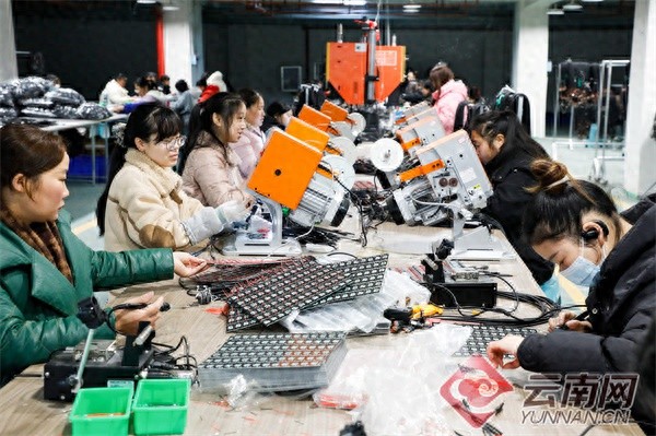盐津县水田安置点：6家帮扶车间助力1000余人就近就业，唐美朋的霖捷电子厂如何改变搬迁群众生活？