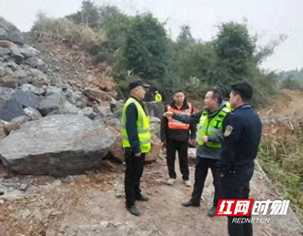 惊险！村民违规采石威胁桥梁安全，高速管理所紧急行动制止危机  第1张