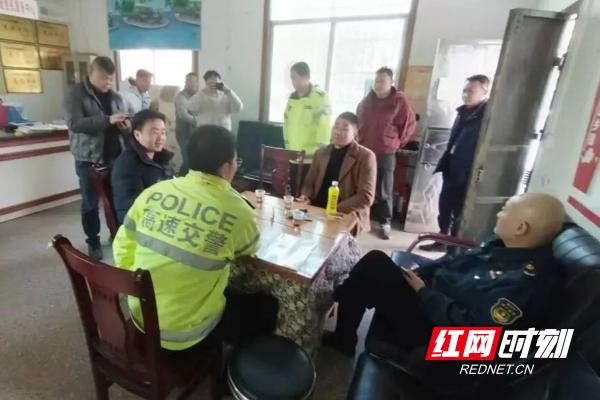 惊险！村民违规采石威胁桥梁安全，高速管理所紧急行动制止危机  第2张