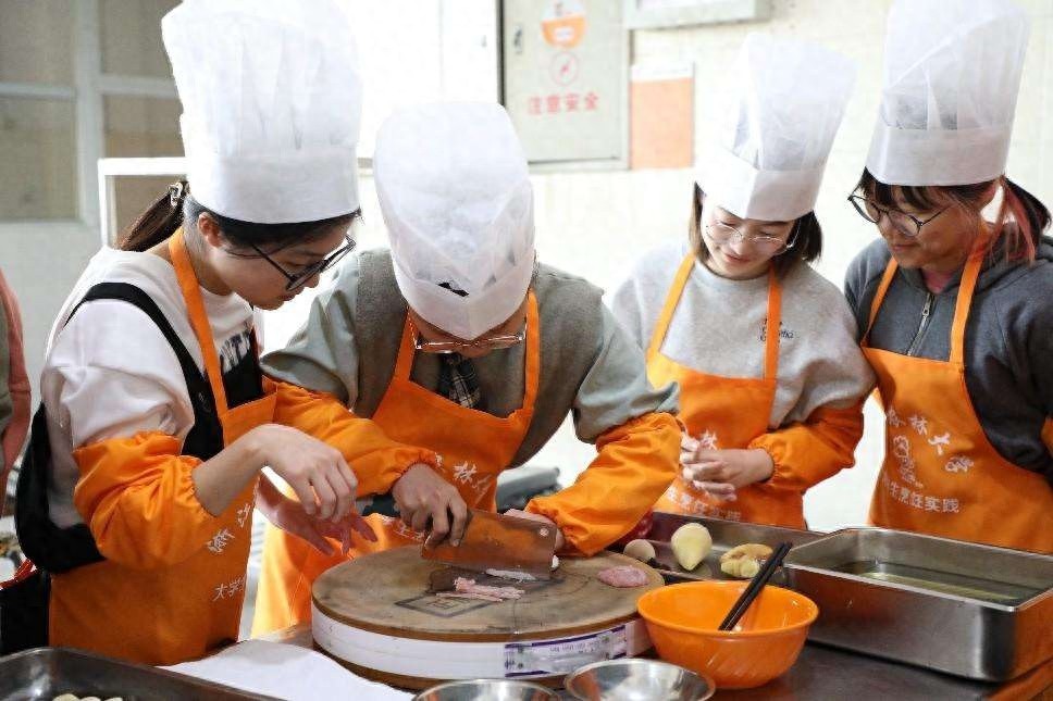 浙江农林大学劳动教育课程大揭秘：从烹饪到绿化，800名学生如何在汗水中收获学分与成长？