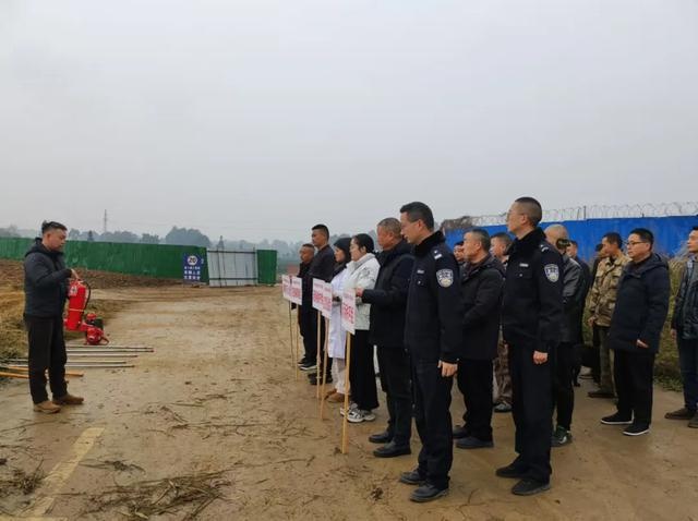 名山公安分局实战演练：20余名警力如何高效应对森林火灾？  第4张