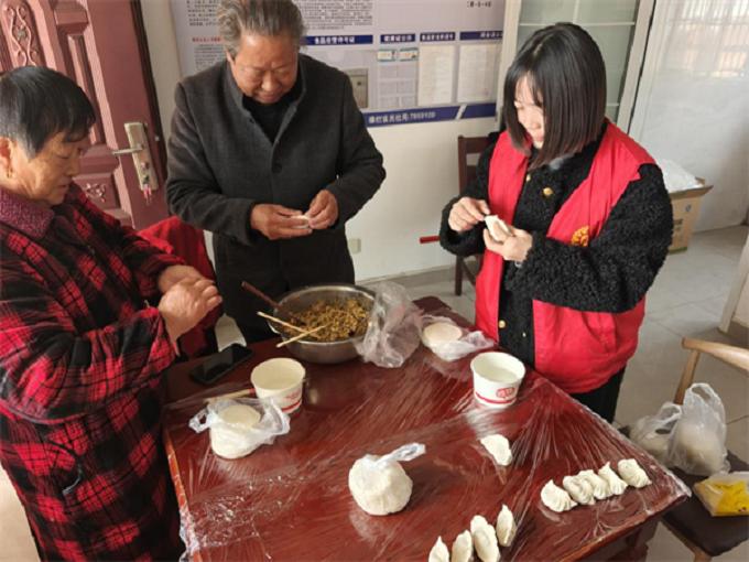 青年志愿者走进养老服务站，用行动传递爱与尊重，展现青春担当  第2张