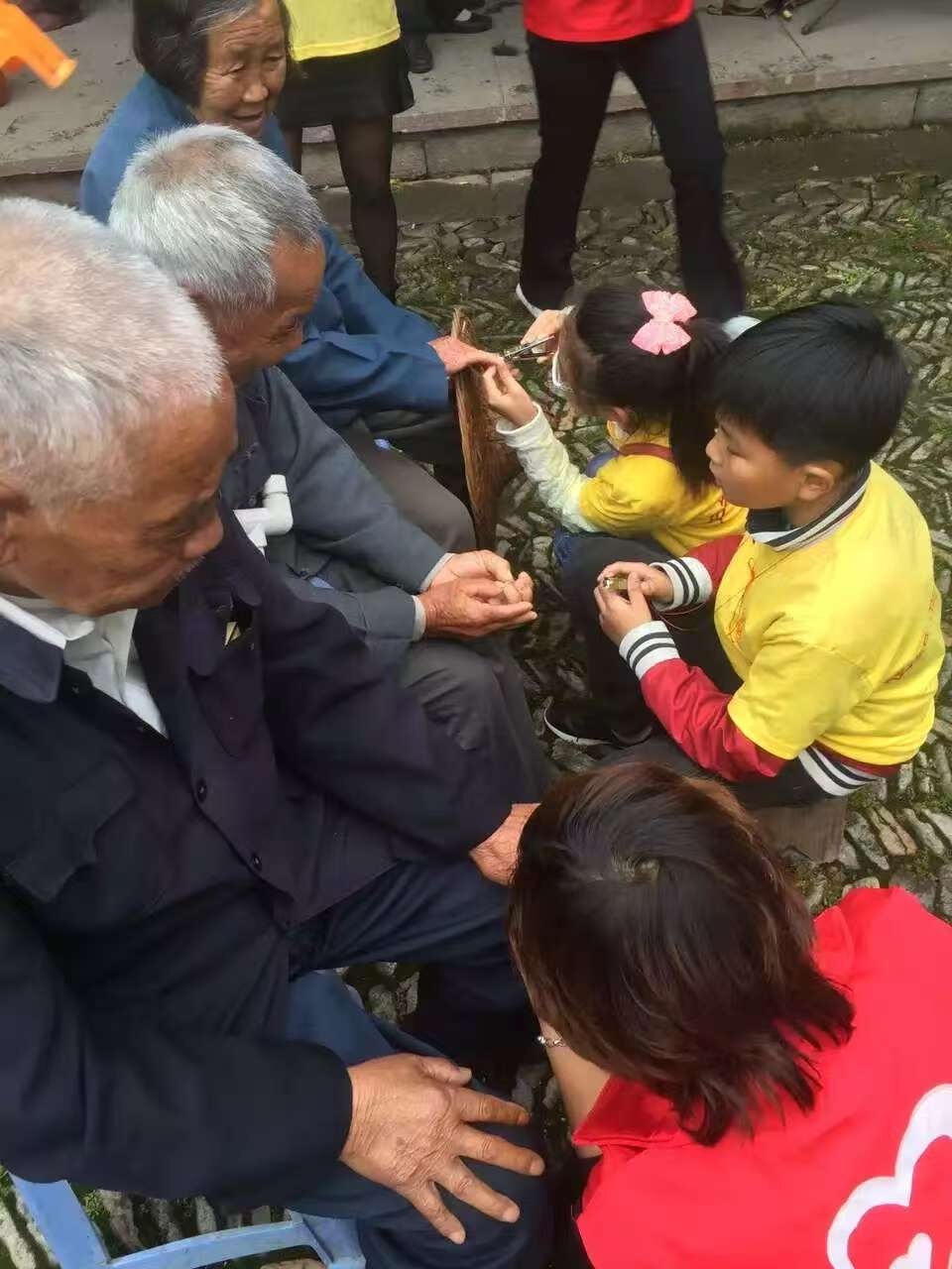 每月一次，宁波理发师陈玉叶的爱心之旅：冬至日，她为东屏村老人带来温暖与关怀  第4张