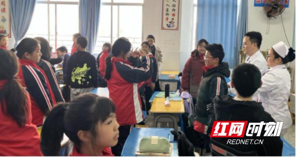 青少年健康第三大杀手！永州专家走进校园，教你如何预防脊柱侧弯  第3张