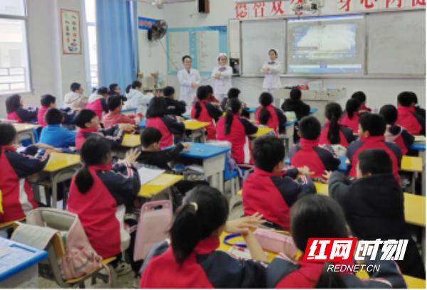 青少年健康第三大杀手！永州专家走进校园，教你如何预防脊柱侧弯  第4张